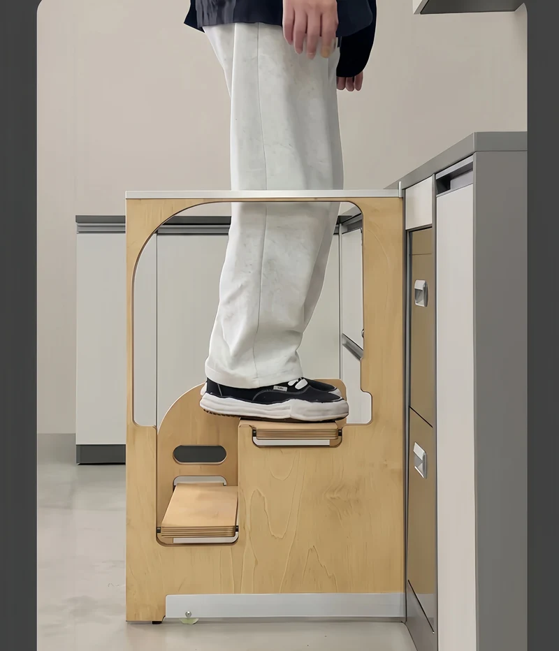 Tabouret pliant ultra-mince en contreplaqué marine avec marchepied dissimulé