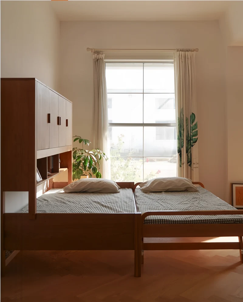 Lit multifonctionnel moderne de style Japandi en bois de cerisier massif avec rangement intégré et lit gigogne.