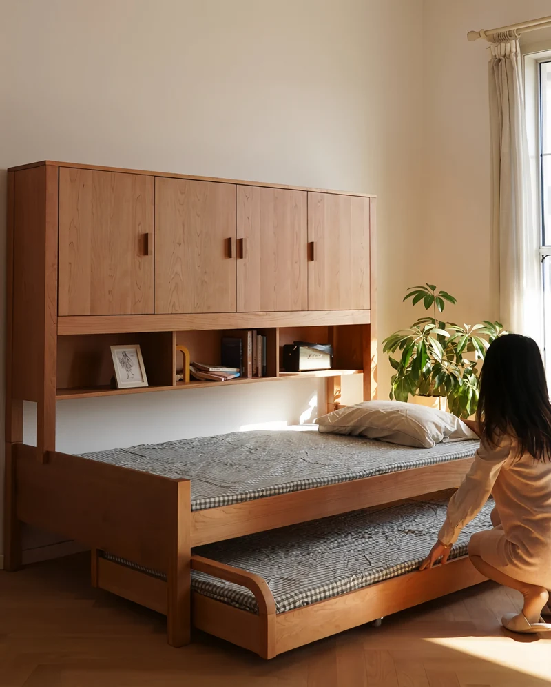Lit multifonctionnel moderne de style Japandi en bois de cerisier massif avec rangement intégré et lit gigogne.