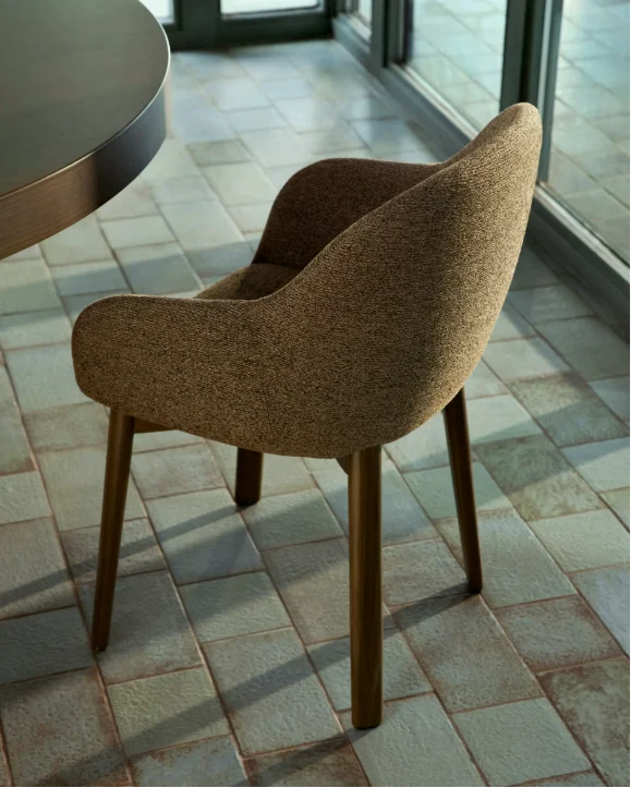 Meila chair with armrests in terracotta chenille with legs in walnut finish