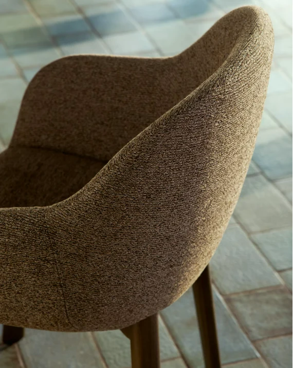 Meila chair with armrests in terracotta chenille with legs in walnut finish