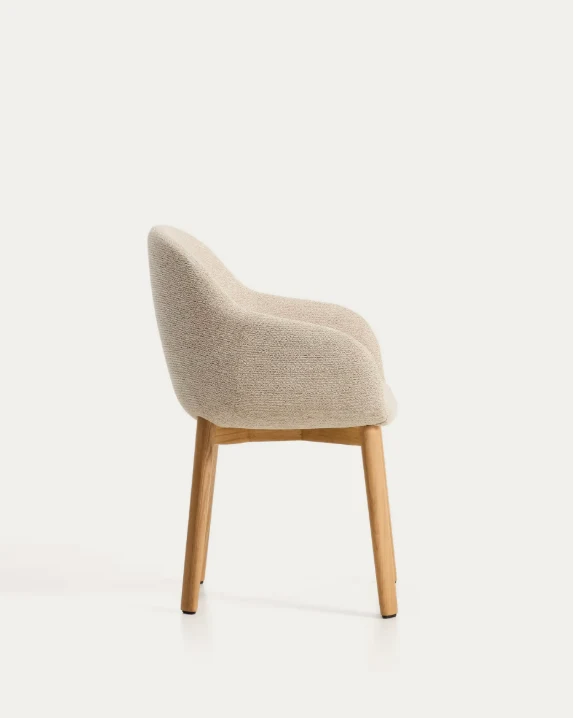 Meila chair with armrests in beige chenille with legs in natural finish