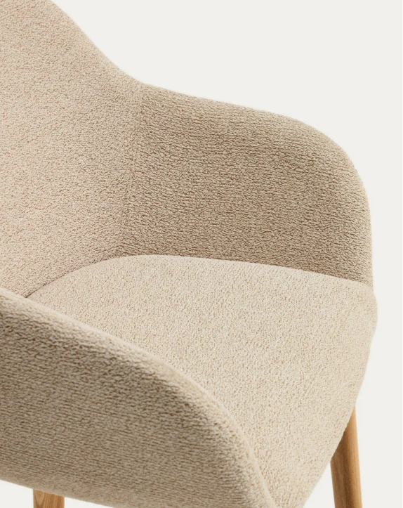 Meila chair with armrests in beige chenille with legs in natural finish