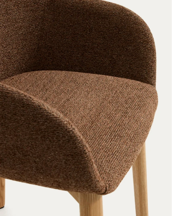 Meila chair with armrests in terracotta chenille with legs in natural finish