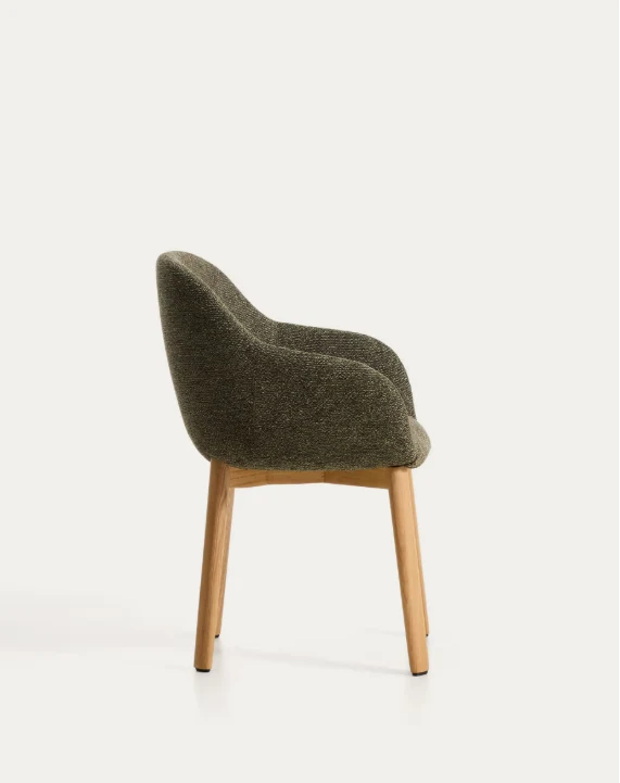 Meila chair with armrests in green chenille with legs in natural finish