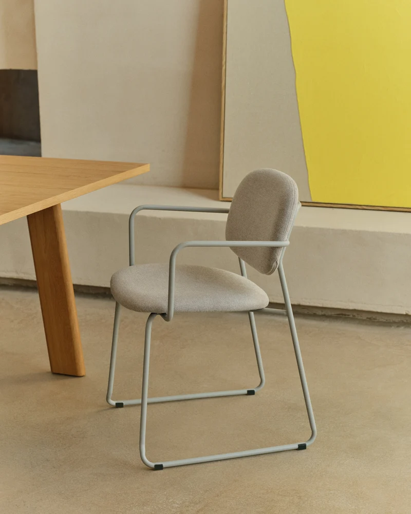 Meli chair in beige chenille with beige metal structure