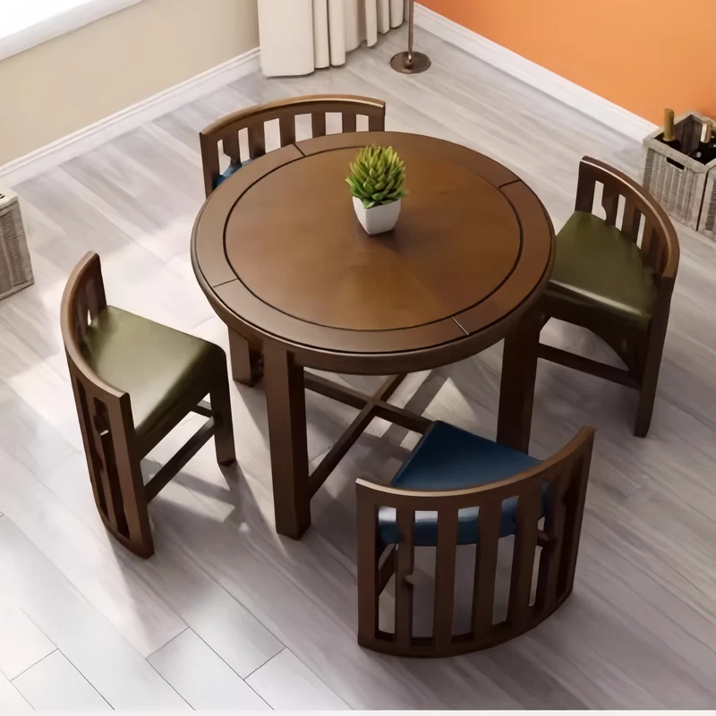 Ensemble table et chaises rondes en bois massif, peu encombrantes, avec chaises intégrées.