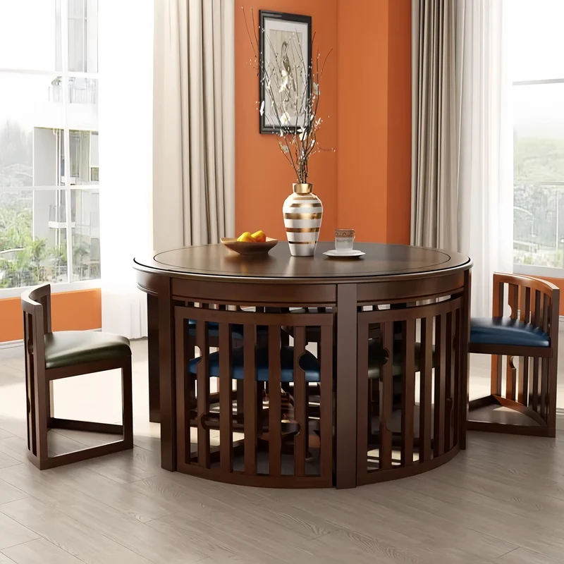 Ensemble table et chaises rondes en bois massif, peu encombrantes, avec chaises intégrées.