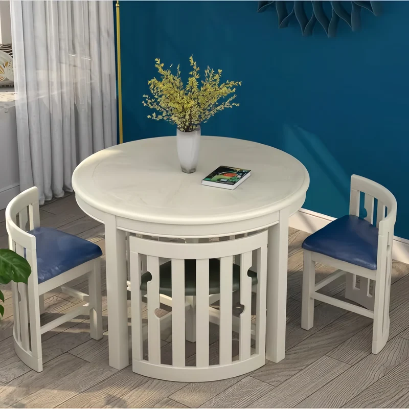 Ensemble table et chaises rondes en bois massif, peu encombrantes, avec chaises intégrées.