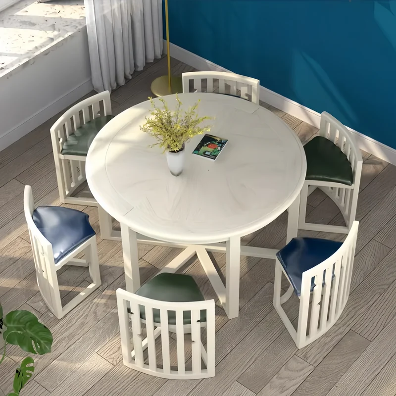 Ensemble table et chaises rondes en bois massif, peu encombrantes, avec chaises intégrées.