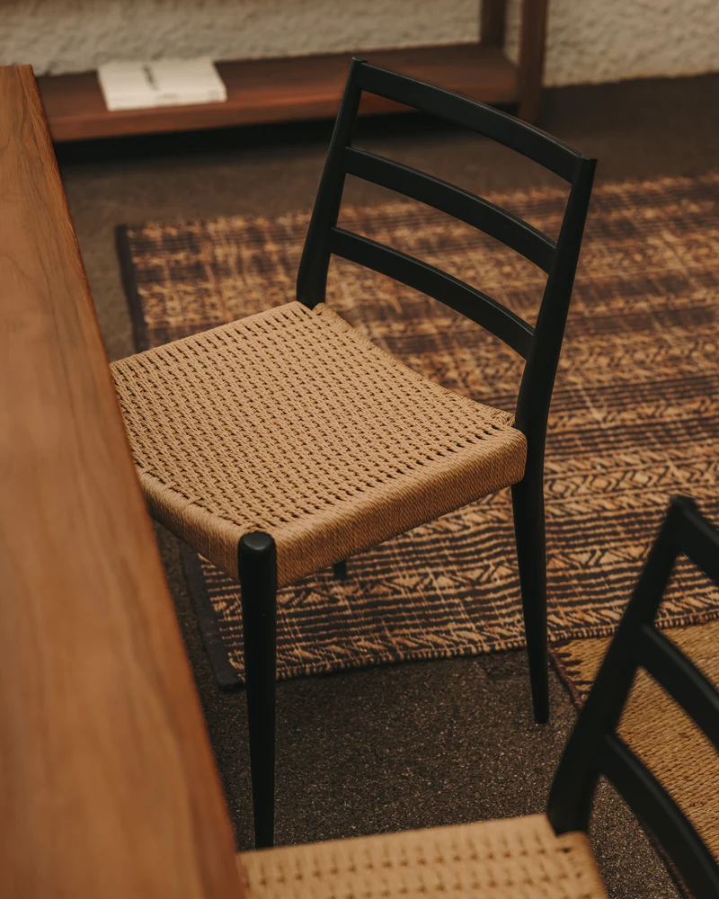 Analy chair in solid oak with black finish and rope seat