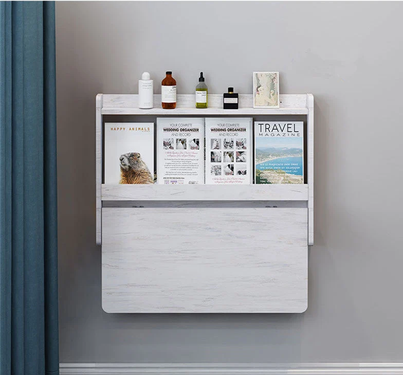 Bureau et étagère pliables fixés au mur