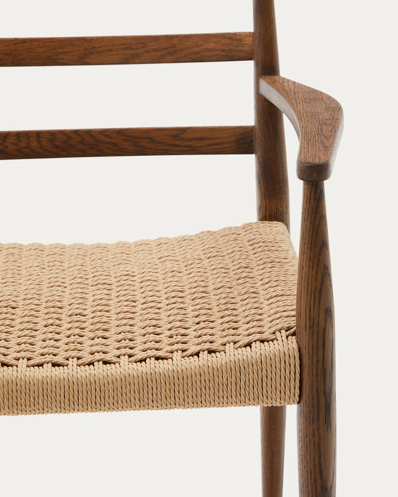 Analy chair with armrests in solid oak wood in a walnut finish and rope cord seat
