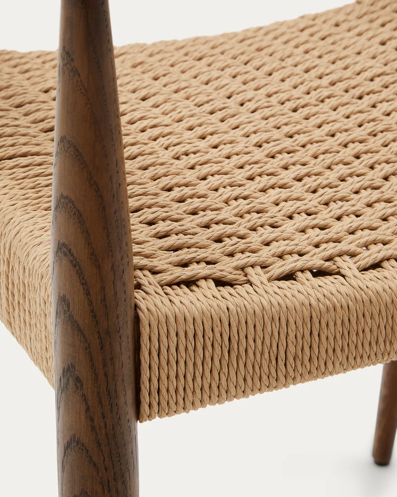Analy chair with armrests in solid oak wood in a walnut finish and rope cord seat