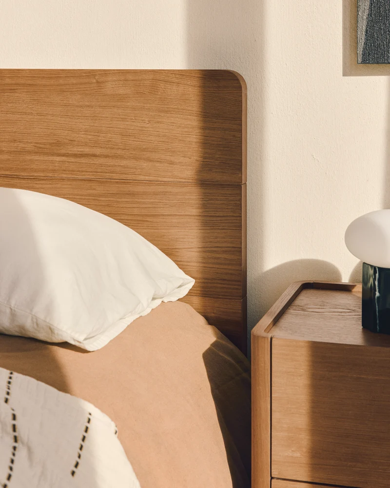 Arelida bed made of oak veneer and solid oak wood with light brown finish for 160 x 200 cm mattress FSC Mix Credit