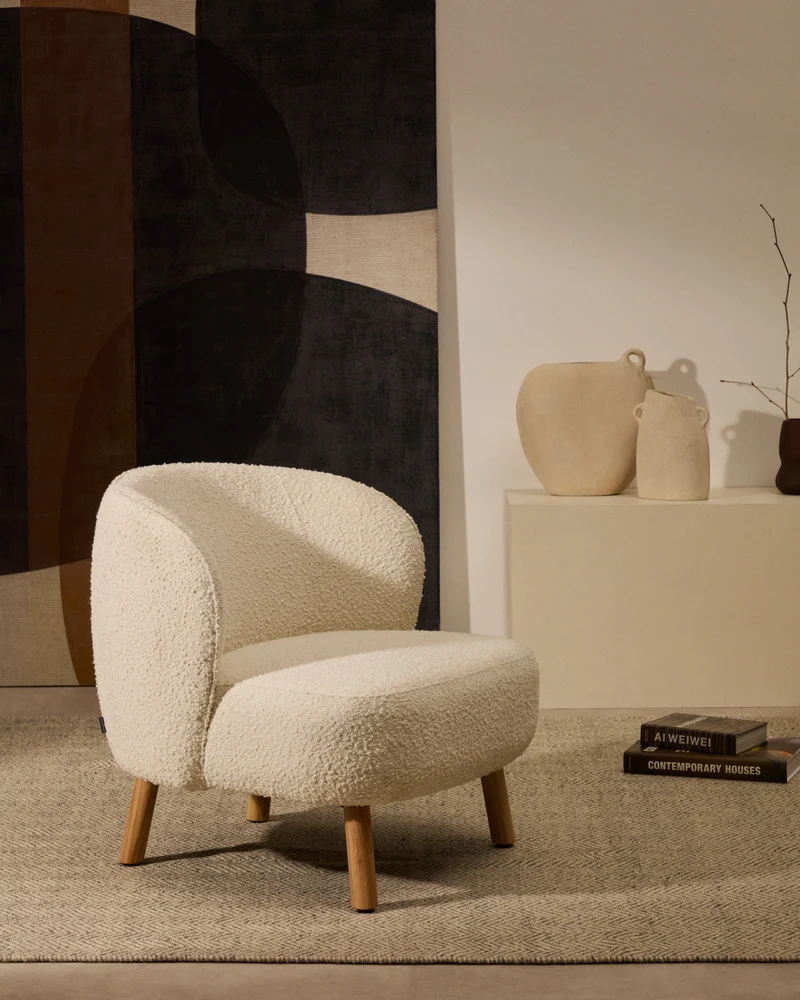 Ulit armchair in white bouclé natural finish legs