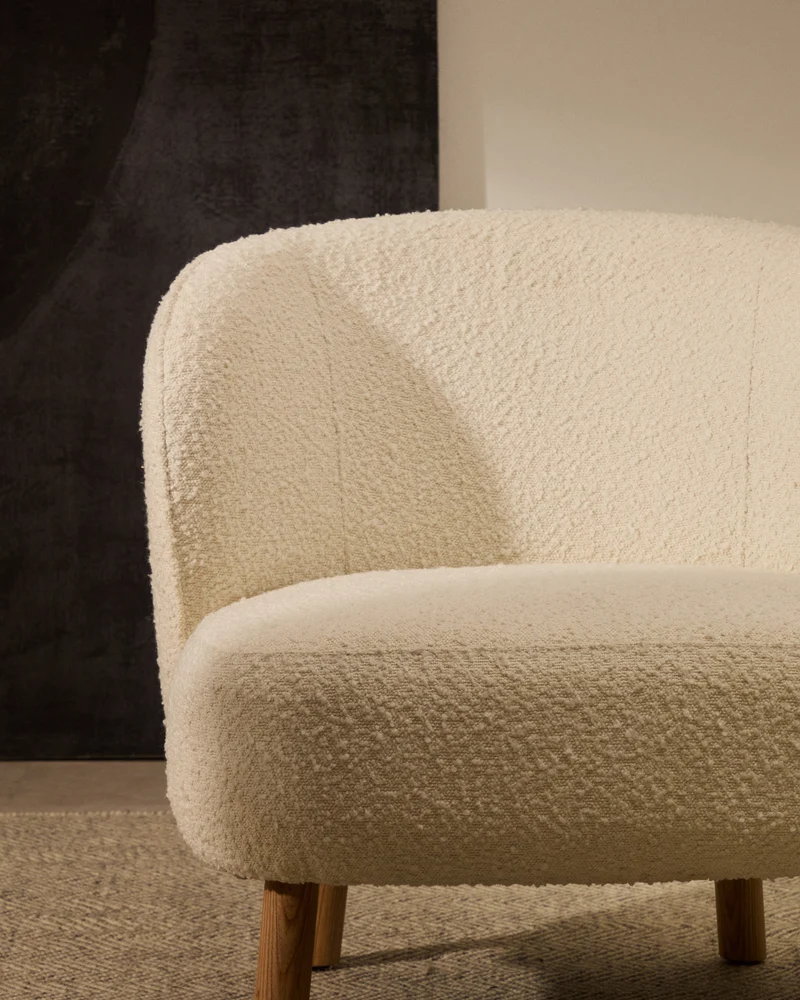 Ulit armchair in white bouclé natural finish legs