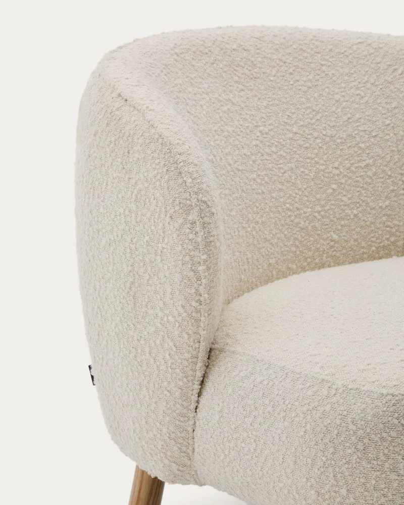 Ulit armchair in white bouclé natural finish legs