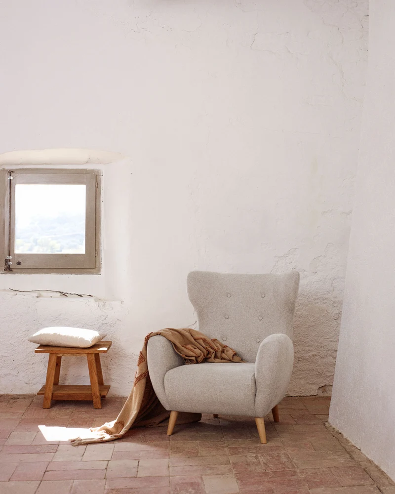 Patio beige armchair with solid beech wood legs FSC Mix Credit