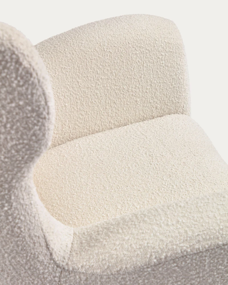 Patio armchair in white bouclé with solid, beech wood legs FSC Mix Credit