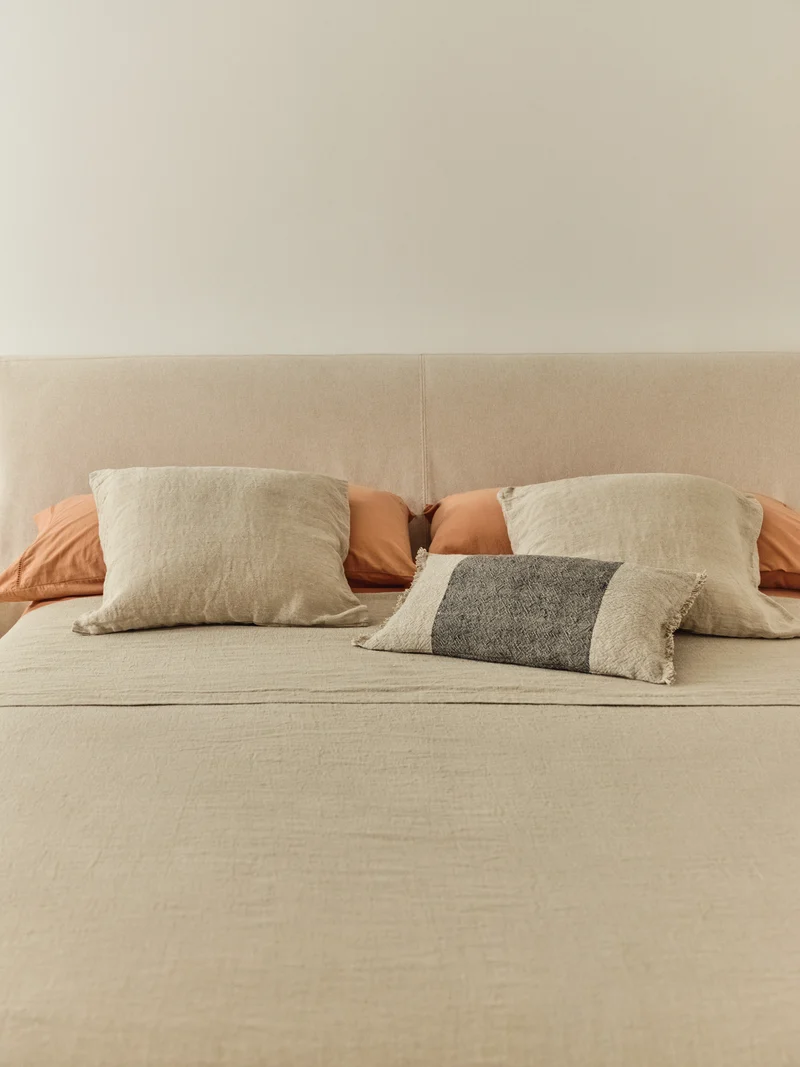 Ecru Blok bed with removable covers for 160 x 200 cm mattress FSC Mix Credit