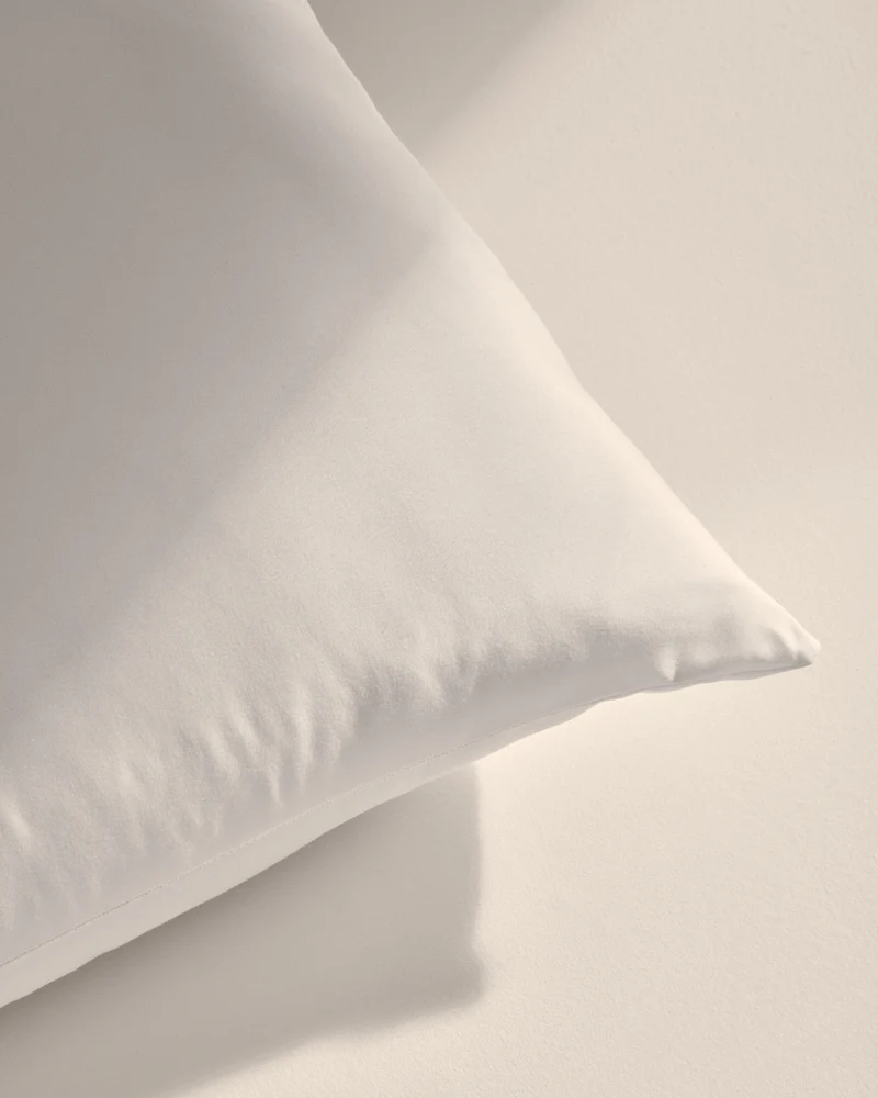 Nyla microfibre pillow 70 x 40 cm