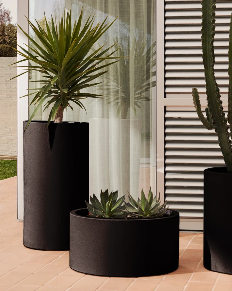 Aiguablava plant pot in black cement, Ø 42 cm