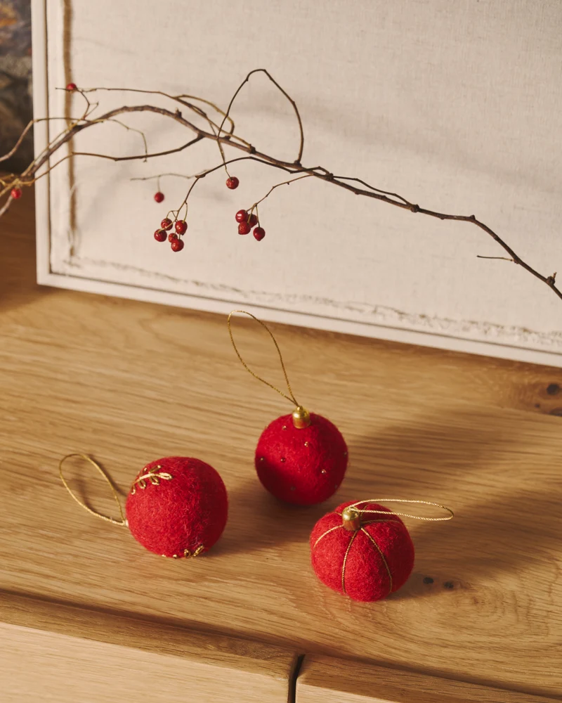 Breshi set of 3 small red decorative pendant balls with gold details