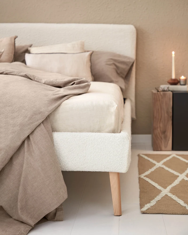 Dyla bed in white bouclé, with solid beech wood legs for a 160 x 200 cm mattress