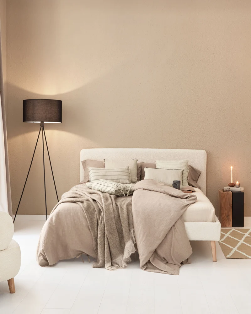 Dyla bed in white bouclé, with solid beech wood legs for a 160 x 200 cm mattress