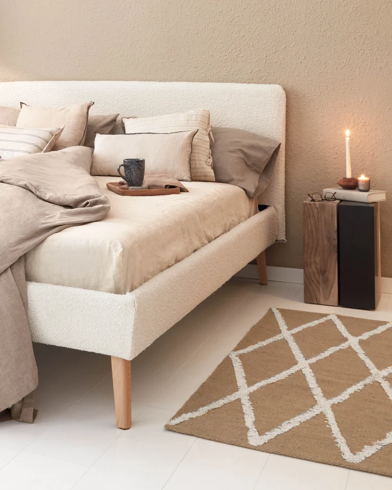 Dyla bed in white bouclé, with solid beech wood legs for a 160 x 200 cm mattress