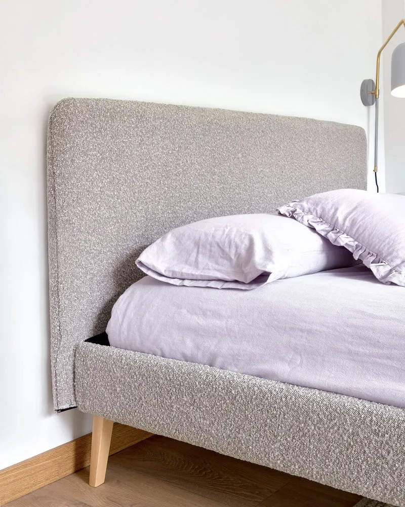 Dyla bed in light grey bouclé, with solid beech wood legs for a 160 x 200 cm mattress