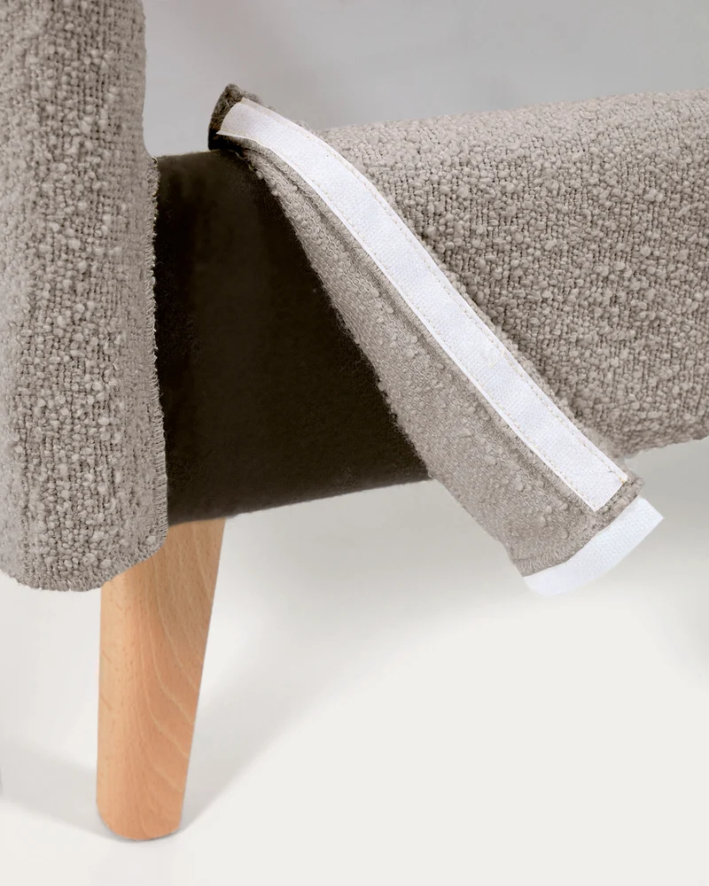Dyla bed in light grey bouclé, with solid beech wood legs for a 160 x 200 cm mattress