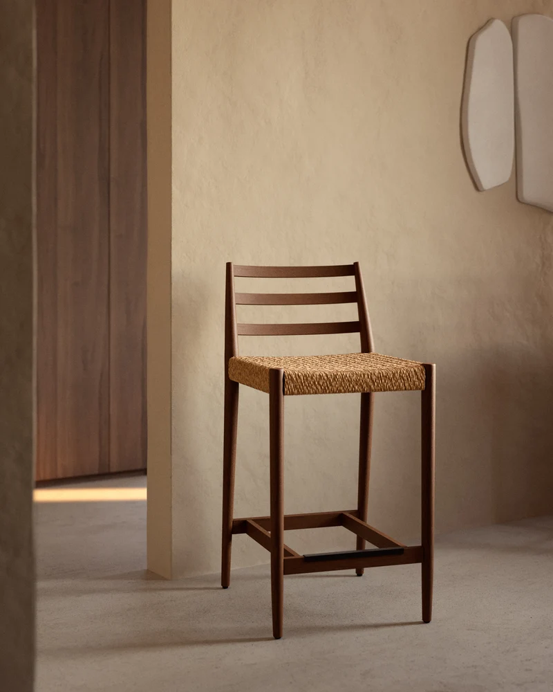 Analy stool with backrest in solid oak wood with walnut-tone finish and rope seat 65 cm