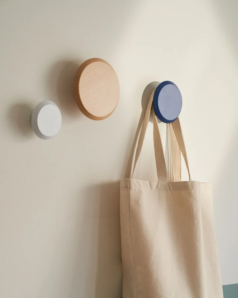 Set of 3 Nadua hangers in solid wood with a natural, blue and white beech finish