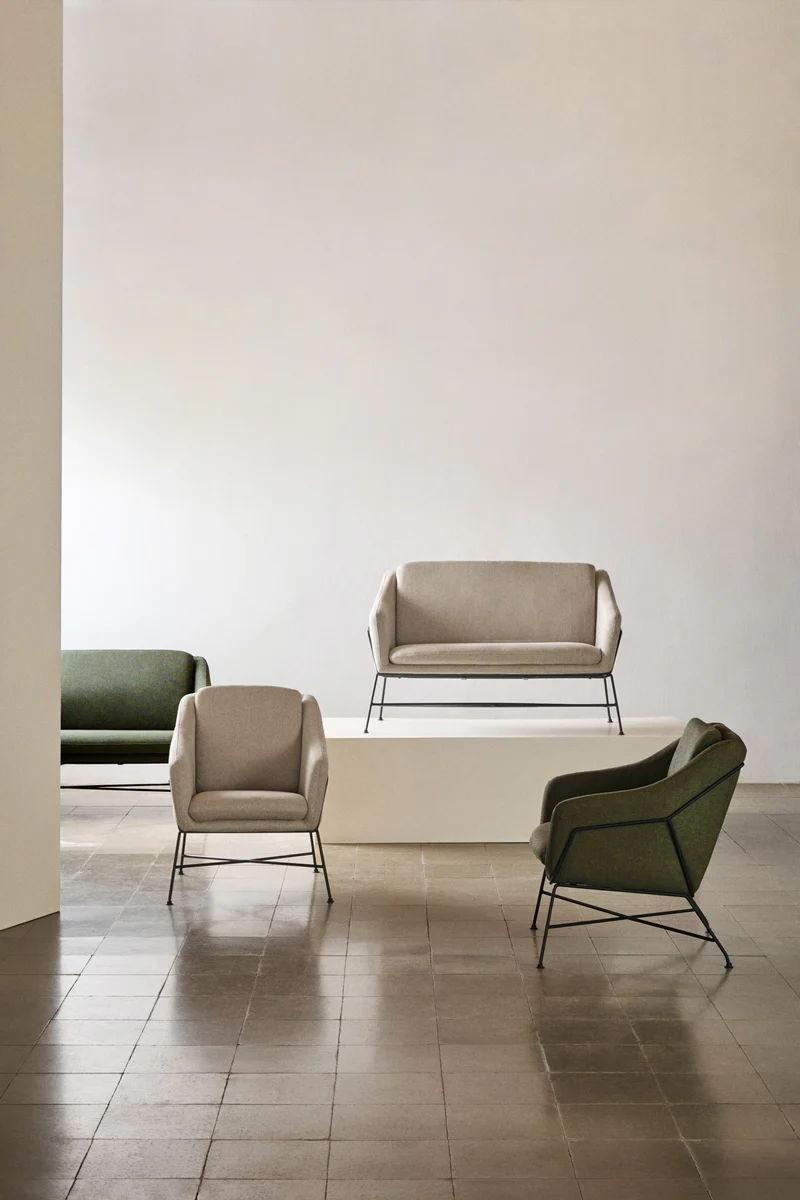 Brida armchair in beige and steel legs with black finish