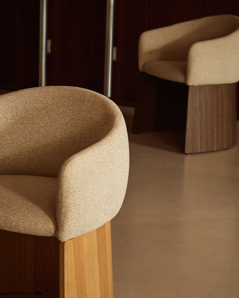 Bosca chair in beige chenille and oak veneer FSC 100%