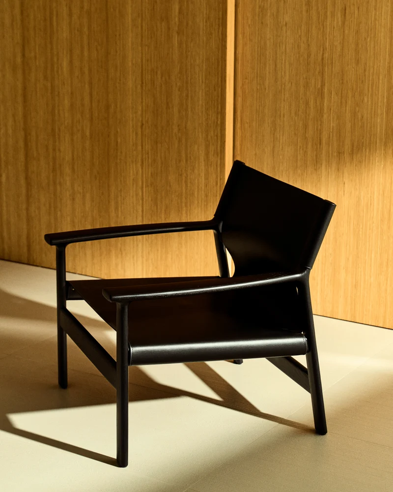 Jan armchair made of black recycled leather fibres and FSC 100% solid ash wood with black finish