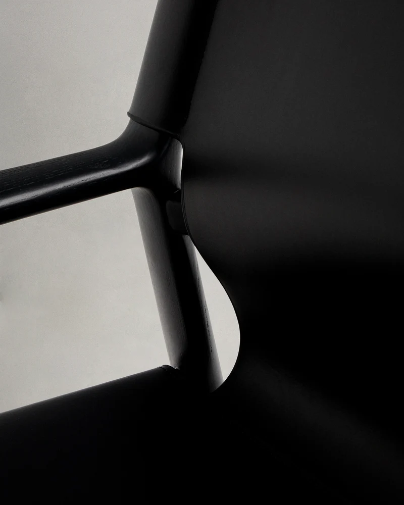 Jan armchair made of black recycled leather fibres and FSC 100% solid ash wood with black finish