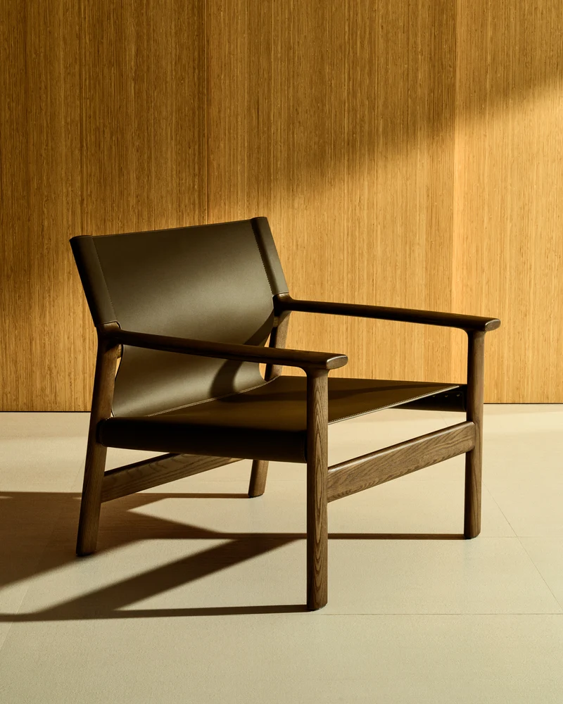 Jan armchair made of dark brown recycled leather fibres and FSC 100% solid ash wood with walnut-coloured finish