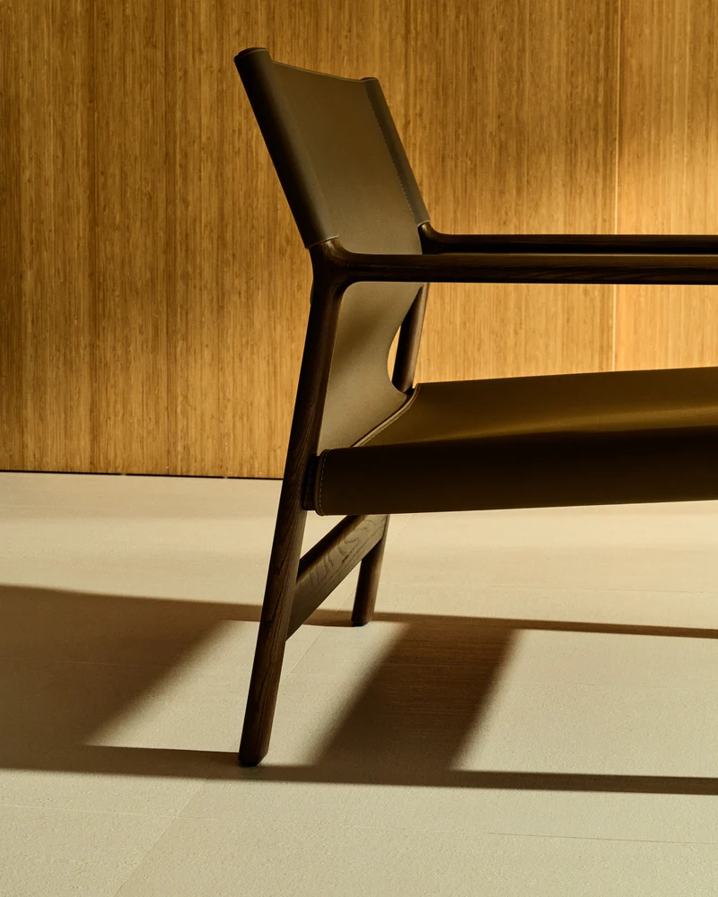 Jan armchair made of dark brown recycled leather fibres and FSC 100% solid ash wood with walnut-coloured finish