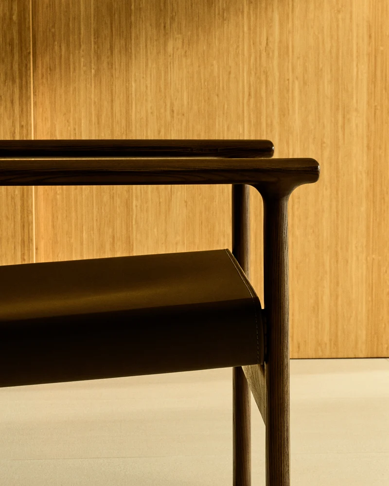 Jan armchair made of dark brown recycled leather fibres and FSC 100% solid ash wood with walnut-coloured finish