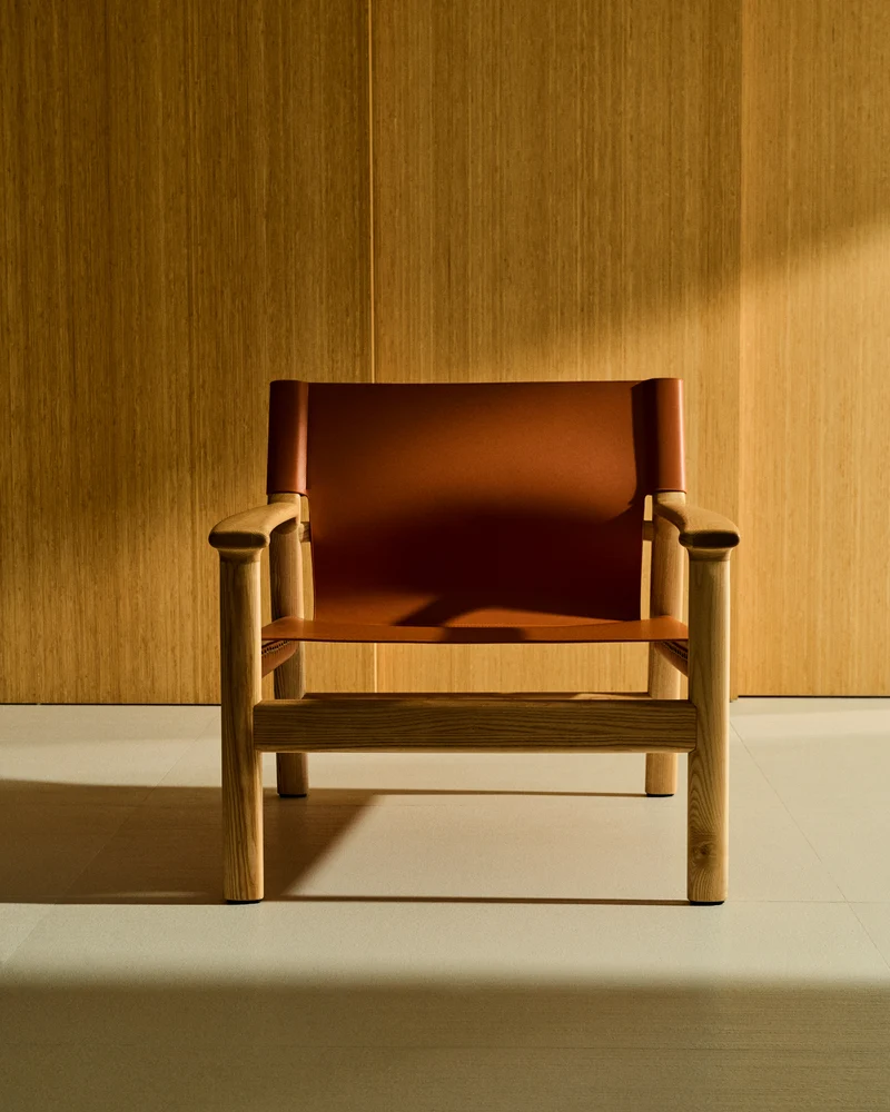 Jan armchair made of light brown recycled leather fibres and FSC 100% solid ash wood with natural tone finish