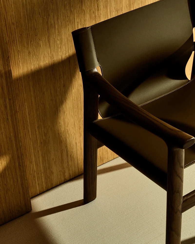 Jan chair made of dark brown recycled leather fibres and FSC 100% solid ash wood with walnut-coloured finish