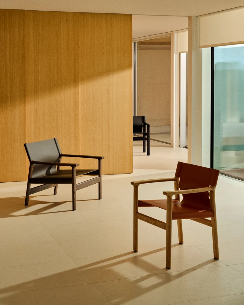 Jan chair made of light brown recycled leather fibres and FSC 100% solid ash wood with natural tone finish