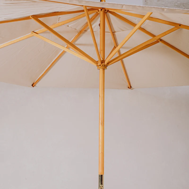 Parasol beige et pied lesté bois