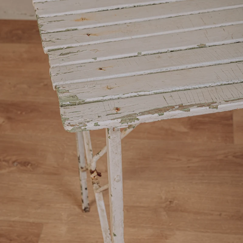 Table de jardin blanche