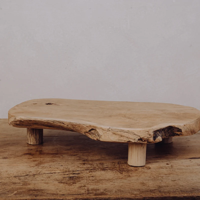 Plat sur pied en bois