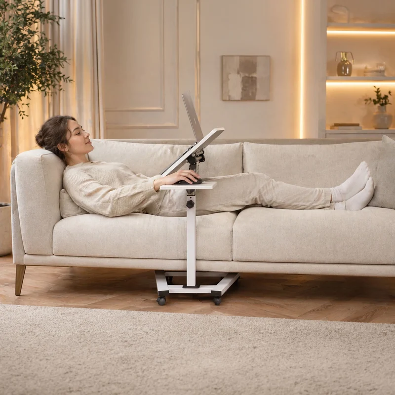 Tatkraft Like – Table réglable pour ordinateur portable sur roulettes, plateau inclinable, tablette pour souris, 67 × 70–99,5 × 52 cm, blanche