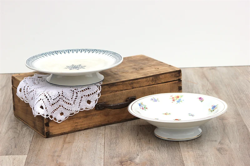 Plats sur pied en porcelaine